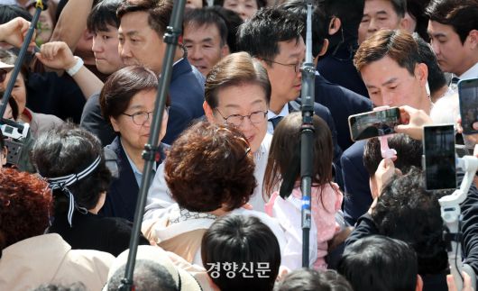 유튜버들이  7일 구 익산시청 제2청사앞에서 이재명 더불어민주당 대선후보의 골목골목 경청투어에서 시민들과 인사하는 모습을 찍기 위해 대형 모노포드애 설치한 휴대폰으로 촬영하고 있다. 박민규 선임기자