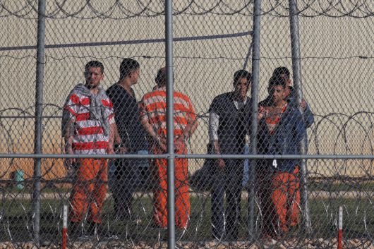 22일(현지시간) 미국 텍사스주 앤손에 있는 블루보넷 구치소에 구금된 베네수엘라 국적 이민자들이 울타리 뒤에 서있다. 로이터연합뉴스