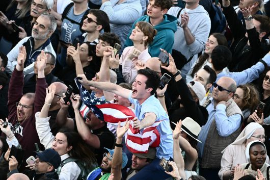 8일(현지시간) 바티칸 성 베드로 광장에서 새 교황인 레오 14세 선출 소식이 전해지자 한 남성이 미국 국기를 들고 환호하고 있다. AFP연합뉴스