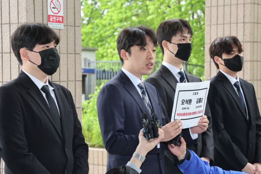 이선우 대한의과대학·의학전문대학원학생협회(의대협) 비대위원장이 9일 정부과천청사 고위공직자범죄수사처에 교육부 오석환 차관과 김홍순 의대교육지원관을 직권남용권리행사방해죄, 강요죄 등으로 고발하기에 앞서 기자회견을 하고 있다. 연합뉴스