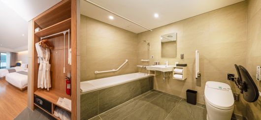 휠체어 이용자가 화장실을 편리하게 이용할 수 있도록 출입문을 넓게 설계하고 세면대 하부 공간을 비워 휠체어가 들어갈 수 있도록 한 라한호텔경주.