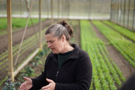 발몬더르호프 재단의 아네터 하버링크 대표가 지난 4월 1일(현지시간) 학교 내 유리 온실을 소개하고 있다. 진정은씨 제공