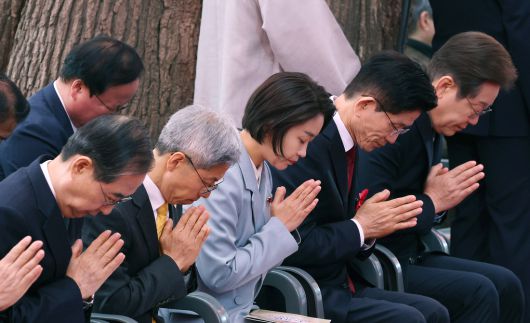 <부처님께 빌어보는 ‘큰 꿈’...나란히 손 모은 대선 후보들> 제21대 대통령 선거 후보들이 5일 서울 종로구 조계사에서 열린 불기 2569년 부처님오신날 봉축법요식에 나란히 참석해 합장하고 있다. 오른쪽부터 이재명 더불어민주당 후보, 김문수 국민의힘 후보, 김재연 진보당 후보, 권영국 정의당 후보, 한덕수 무소속 예비후보. 권도현 기자