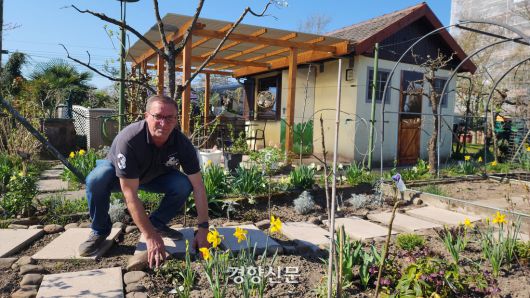독일 카를스루에에 사는 노르베르트가 지난 4월 2일(현지시간) ‘라인슈트란트지들룽 클라인가르텐’ 단지에 있는 텃밭에서 자신이 심은 꽃과 작물에 관해 설명하고 있다. 이재덕 기자