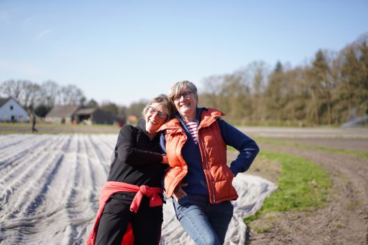 네덜란드 소비자협동조합 ‘헤런부런(Herenboeren)’의 조합원인 베티(왼쪽)와 자네터가 지난 4월 2일(현지시간) 헬데를란트주 루넌 지역에 있는 농장에서 포즈를 취하고 있다. 진정은씨 제공