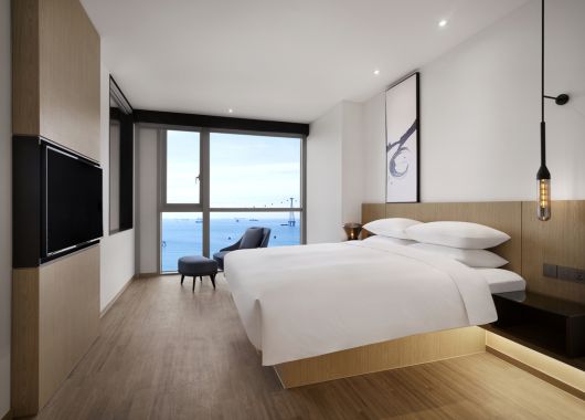 휠체어 높이에 맞춘 변기가 갖춰져 있고, 객실 문에 플래시 노크 기능이 있는 장치가 설치돼 청각 장애인을 위한 시각적 알림이 가능한 페어필드 바이 메리어트 부산 송도 비치.