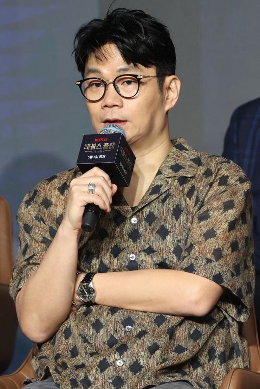 정종연 PD가 지난달 29일 서울 마포구 호텔 나루 서울 엠갤러리에서 열린 넷플릭스 ‘데블스 플랜: 데스룸’ 제작발표회에서 인사말을 하고 있다. 연합뉴스