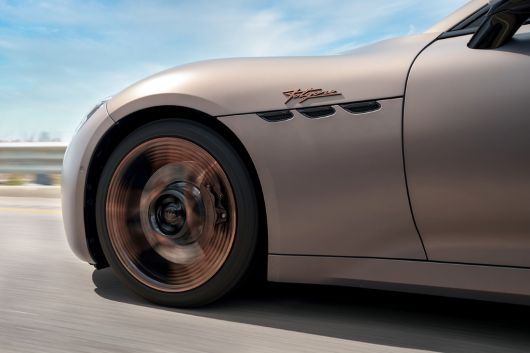 질주하는 그란투리스모 폴고레 측면에 이탈리아어로 번개를 뜻하는 ‘폴고레’ 로고가 선명하게 박혀 있다. 마세라티코리아 제공