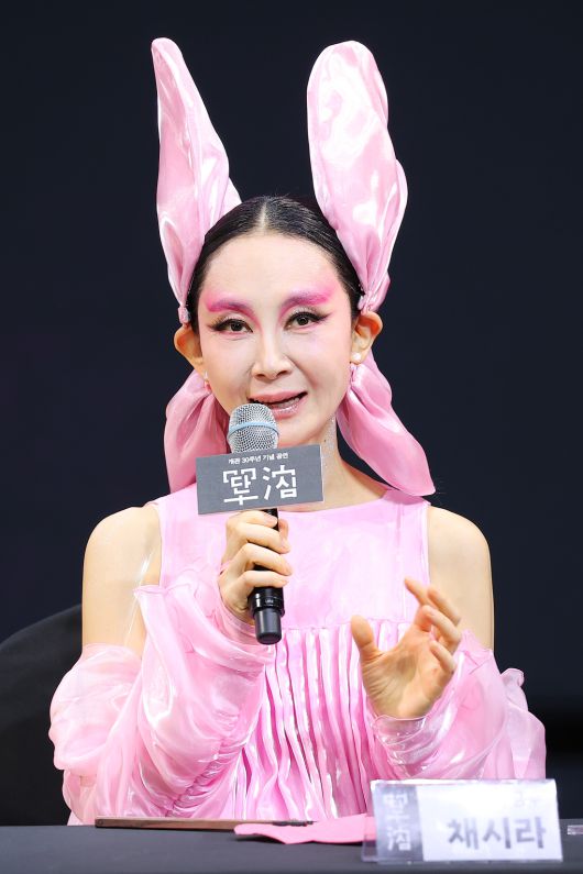 정식 무용수로 데뷔한 배우 채시라가 8일 서울 중구 국립정동극장에서 열린 전통연희극 <단심> 기자간담회에서 인사말을 하고 있다.