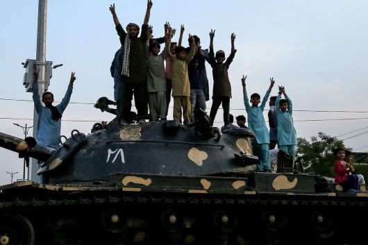 파키스탄 주민들이 10일(현지시간) 인도와 파키스탄 간의 휴전을 축하하며 탱크 위에 올라서 있다. AFP연합뉴스