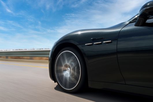 최고 속도 302km/h를 자랑하는 ‘그란투리스모 모데나’가 질주하는 모습. 마세라티코리아 제공