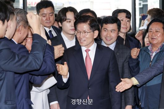 김문수 국민의힘 대선 후보가 11일 선관위에서 대통령후보 등록을 마친 뒤 지지자들의 환호를 받으며 서울 여의도 중앙당사로 들어서고 있다. 한수빈 기자