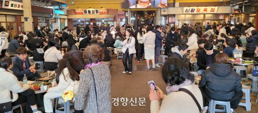 예산시장 살리기 프로젝트 진행 이후 예산시장을 찾은 방문객들로 지난 8일 예산시장이 북적거리고 있다. 강정의 기자