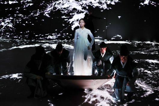 8일 서울 중구 국립정동극장에서 열린 개관 30주년 기념 전통연희극 <단심> 시연행사에서 심청을 연기한 조하늘 무용수가 인당수에 뛰어드는 장면을 시연하고 있다.. 연합뉴스