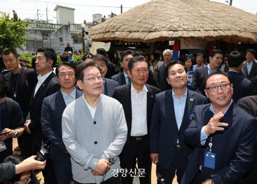 이재명 더불어민주당 대선 후보가 11일 정약용 선생의 첫 유배지 생가였던 전남 강진의 사의재를 둘러보고 있다. 강진=박민규 선임기자