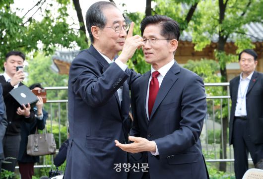 김문수 국민의힘 대선후보(오른쪽)와 한덕수 무소속 후보가 8일 국회 사랑재앞 카페에서 단독 면담을 하고 있다. 박민규 선임기자