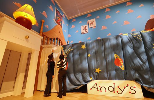 지난 7일 서울 성동구 성수문화예술마당에서 열린 <문도 픽사: 픽사, 상상의 세계로> 전시 언론 공개 행사에서 관계자들이 애니메이션 <토이 스토리> 전시물을 체험하고 있다. 연합뉴스