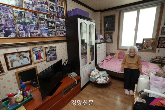 2019년 3월 이옥선 할머니가 경기도 광주 퇴촌면에 위치한 ‘나눔의집’ 자신의 방에 앉아 있다. 경향신문 자료사진