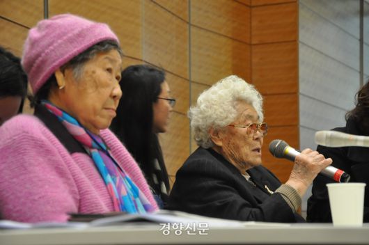 일본군 ‘위안부’ 피해자 이옥선씨(오른쪽)가 2016년 1월 26일 오후 일본 도쿄 중의원 제1의원회관에서 “당사자인 위안부 피해자를 배제한 채 이루어진 한·일 합의는 인정할 수 없다”고 밝히고 있다. 왼쪽은 또다른 피해자 강일출씨. 경향신문 자료사진
