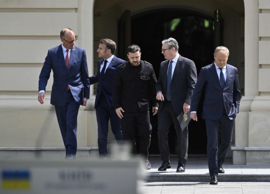 프리드리히 메르츠 독일 총리(왼쪽부터), 에마뉘엘 마크롱 프랑스 대통령, 볼로디미르 젤렌스키 우크라이나 대통령, 케이르 스타머 영국 총리, 도날트 투스크 폴란드 총리가 러시아의 우크라이나 침공과 관련해 10일(현지시간) 키이우에서 회담 후 기자회견장에 도착하고 있다. 프랑스, 영국, 독일, 폴란드 정상은 러시아에 월요일부터 30일간 무조건적인 휴전을 받아들이도록 촉구하기로 합의했다. AFP연합뉴스