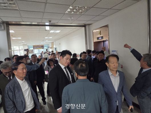 경북 포항에서 발생한 지진으로 피해를 본 시민들이  13일 대구고법에서 열린 재판이 끝난 뒤 항의하고 있다. 김현수 기자