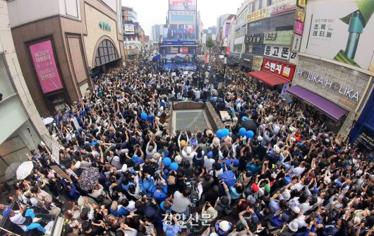 이재명 더불어민주당 대선 후보가 13일 대구 중구 동성로에 열린 집중유세에서 지지자들에게 인사하고 있다. 박민규 선임기자