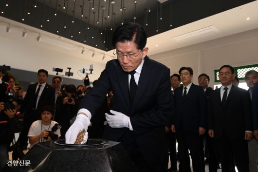 독립유공 선열 참배 김문수 국민의힘 대선 후보가 13일 독립유공자들이 묻힌 대구 국립신암선열공원을 방문해 참배하고 있다. 성동훈 기자 zenism@kyunghyang.com