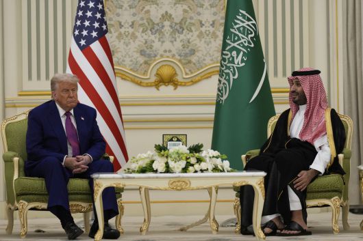 도널드 트럼프 미국 대통령이 13일(현지시간) 사우디아라비아 리야드의 왕궁에서 모함마드 빈 살만 왕세자와 회담하고 있다. AP연합뉴스