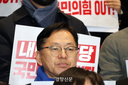 김문수 더불어민주당 의원이 지난 1월 국회 로턴더홀에서 열린 ‘국민의힘 내란 비호 44인 규탄 ’ 기자회견에 참석해 피켓을 들고 있다. 박민규 선임기자