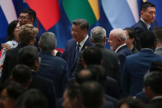 시진핑 둘러싼  남미 국가 정상들 시진핑 중국 국가주석(가운데)과 루이스 이나시우 룰라 다시우바 브라질 대통령(오른쪽) 등이 13일(현지시간) 중국 베이징에서 열린 중국·라틴아메리카 및 카리브해국가 공동체포럼 장관급회의 개막식이 끝난 뒤 자리를 떠나고 있다. EPA연합뉴스