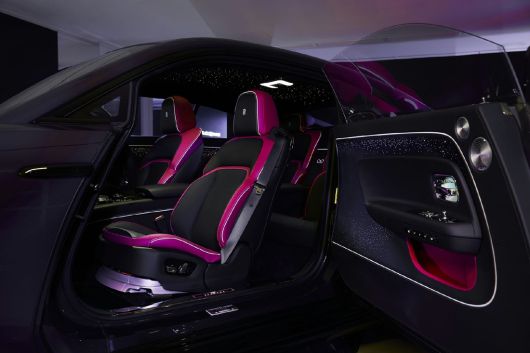 ‘블랙 배지 스펙터’의 실내 이미지. 롤스로이스모터카 제공