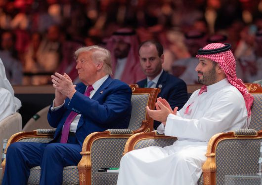 13일(현지시간) 사우디아라비아 리야드에서 열린 사우디-미국 투자 포럼에서 도널드 트럼프 대통령(왼쪽)이 모하메드 빈 살만 사우디 왕세자와 박수를 치며 인사하고 있다. UPI연합뉴스