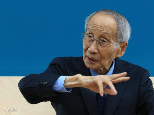 윤여준 더불어민주당 상임총괄선거대책위원장이 11일 서울 정동 경향신문사에서 ‘21대 대통령 선거’와 관련해 인터뷰를 하고 있다. 서성일 선임기자