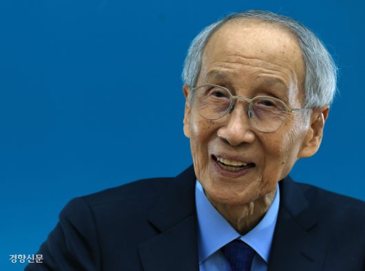 윤여준 더불어민주당 상임총괄선거대책위원장이 11일 서울 정동 경향신문사에서 ‘21대 대통령 선거’와 관련해 인터뷰를 하고 있다. 서성일 선임기자