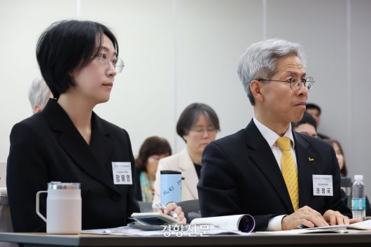 권영국 민주노동당 대통령 후보(오른쪽)와 장혜영 전 정의당 의원이 12일 서울 중구 서울YWCA회관에서 열린 ‘여성유권자, 21대 대선을 말하다’ 토론회에 참석해 있다. 한수빈 기자