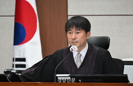 지난달 21일 서울 서초구 서울중앙지법 형사합의25부에서 열린 윤석열 전 대통령 내란 우두머리 혐의 두번째 공판에서 재판장인 지귀연 부장판사가 취재진에게 퇴장을 명령하고 있다. 이준헌 기자