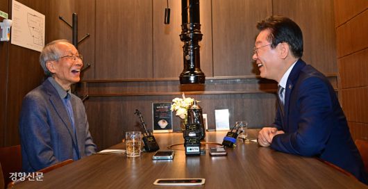 이재명 더불어민주당 대표가 12·3 불법 계엄이 일어나기 전인 2024년 10월30일 서울 여의도 모처에서 윤여준 전 환경부 장관과 오찬 회동을 갖으며 이야기 를 나누고 있다. 두 사람은 이전에도 수차례 이런 자리를 가졌다고 한다. 성동훈 기자