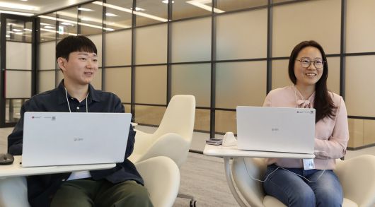 안미화 LG유플러스 답다서비스스쿼드 프로덕트오너(오른쪽)와 이인성 LG유플러스 답다서비스스쿼드 책임이 지난 7일 서울 용산구 LG유플러스 사옥 회의실에서 인공지능(AI) 기반 마음관리 서비스 ‘답다’ 이용자들의 특징에 대해 설명하고 있다.   LG유플러스 제공