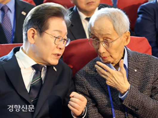 이재명 더불어민주당 대선 후보(왼쪽)와 윤여준 총괄상임선대위원장이 지난 4월 30일 국회 의원회관에서 열린 중앙선대위출범식에서 대화하고 있다. 박민규 선임기자