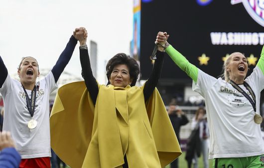 미셸 강이 2021년 11월 20일(현지시간) 켄터키주 루이빌린의 린 패밀리 스타디움에서 열린 NWSL챔피언십에서 워싱턴 스피릿이 우승을 기뻐하고 있다. 게티이미지