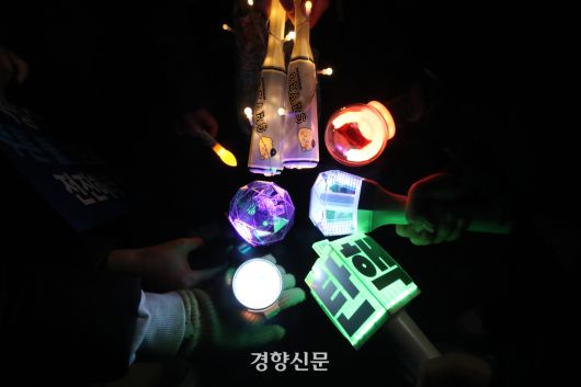 지난해 12월14일 서울 여의도 국회 앞에서 열린 국민촛불대행진에 참석한 시민들이 응원봉을 들고있다. 정효진 기자