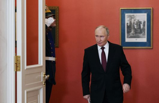 11일(현지시간) 블라디미르 푸틴 러시아 대통령이 크렘린궁에서 성명을 발표하기 위해 들어서고 있다. EPA연합뉴스