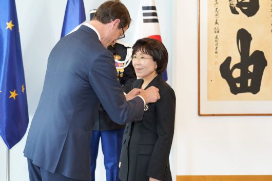 한국이미지커뮤니케이션연구원 CICI 최정화 이사장(한국외대 명예교수)이 15일 프랑스 대사관저에서  프랑스 국가 최고훈장인 레지옹 도뇌르 오피시에(Legion d‘Honneur Officier) 훈장을 받고 있다. CICI 제공