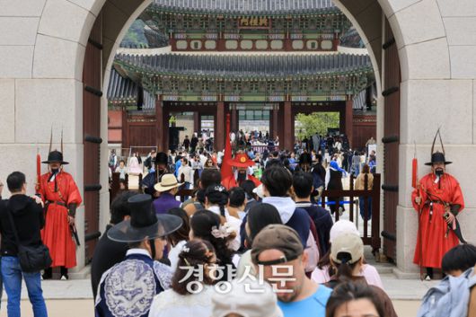 연휴 마지막 날인 지난 6일 서울 경복궁 경내가 외국인 관광객과 시민들로 붐비고 있다. 이준헌 기자