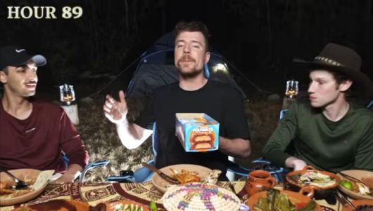 미스터 비스트가 멕시코 유적 소개 영상에서 자신의 초콜릿 브랜드 상품을 홍보하고 있다. 미스터 비스트 유튜브 영상 갈무리