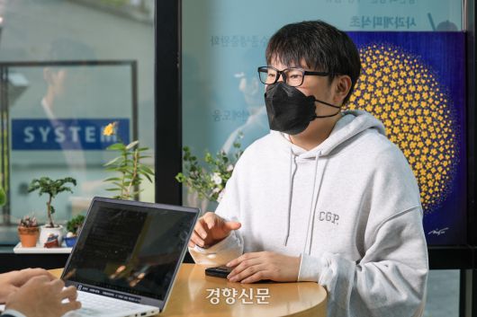 5.18관련 왜곡된 정보 작성자에 대한 고발 활동을 하는 이주원 씨가 9일 경기도 시흥시의 한 카페에서 고발 내용에 대해 기자와 인터뷰 하고 있다. 2025.5.9 이준헌 기자