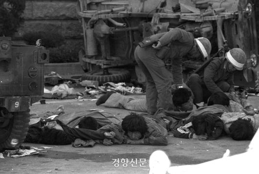 1980년 5월, 계엄군이 광주 전남도청에 남아 저항하던 시민군을 체포해 연행하고 있다. 경향신문 자료사진