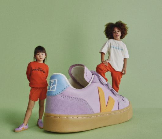 환경에 미치는 영향을 최소화한 제품은 MZ부모의 소비에 자부심을 얹는다. 베자와 더 캄파멘토의 협업으로 탄생한 아동용 스니커즈. 베자 제공