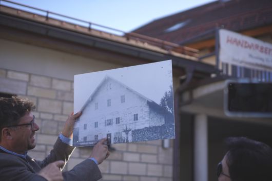 후글핑 마을의 선출직 면장(뷔어거마이스터)인 마르쿠스 후버가 지난 4월 7일(현지시간) 마을의 한 건물에 대해 설명하면서, 100년 전에 찍은 건물 사진을 보여주고 있다. 이 마을은 건물을 고쳐 쓰거나 허물고 새로 지을 때도 최대한 예전 모습을 유지토록 한다. 진정은씨 제공