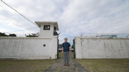 <모진 매질의 기억, 상무대 앞에서>  45년 전 5·18 민주화운동 당시 광주의 공군부대에서 복무하다 탈영해 시민군으로 활동한 이재춘씨가 지난 14일 광주 서구 5·18 자유공원에 복원돼 있는 상무대 영창 앞에 서 있다. 정효진 기자